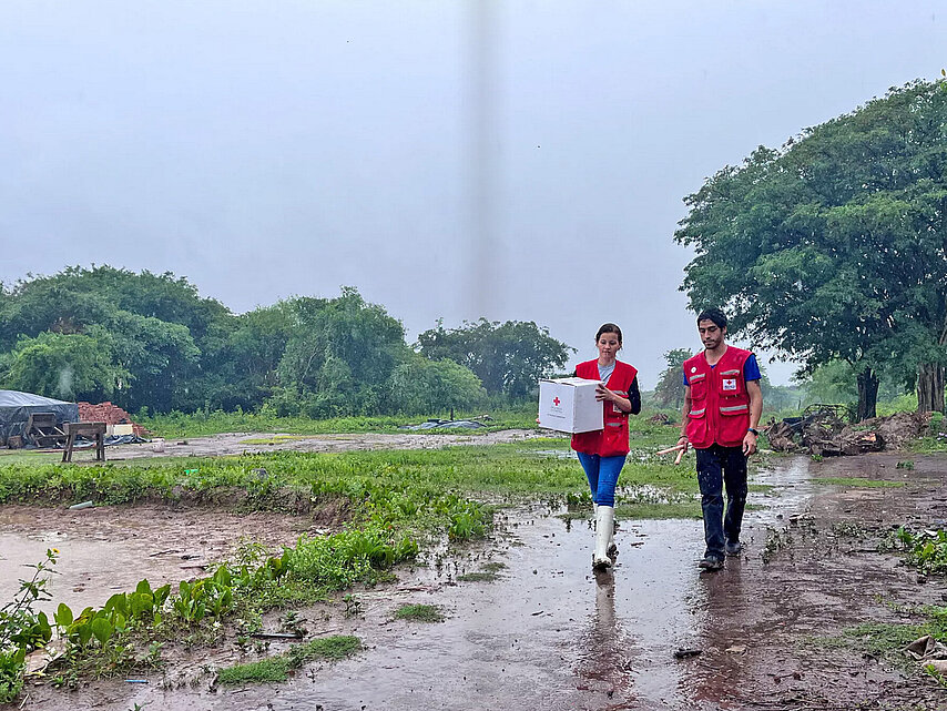 Mitarbeitende des Roten Kreuzes helfen mit Hilfsgüter angesichts von Überflutungen 