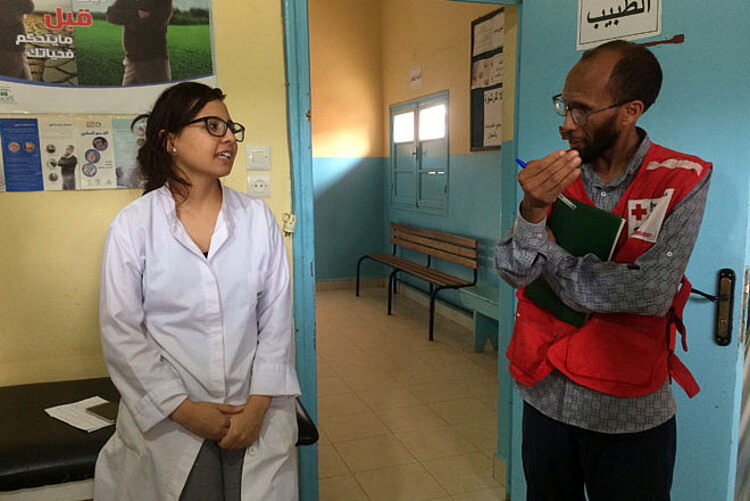 Gespräch zwischen dem DRK und einer marokkanischen Ärztin