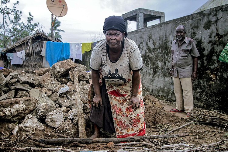 Seniorin in Mosambik zwischen Trümmern