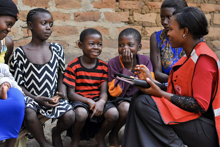 DRK Helferin spricht mit Kindern