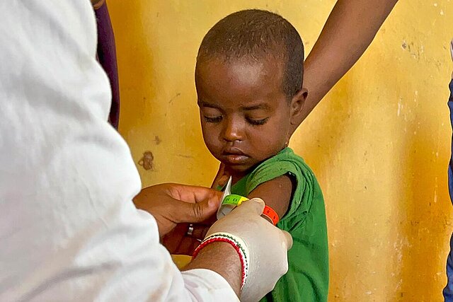 Somalischer Arzt misst bei Kleinkind den Oberarmumfang