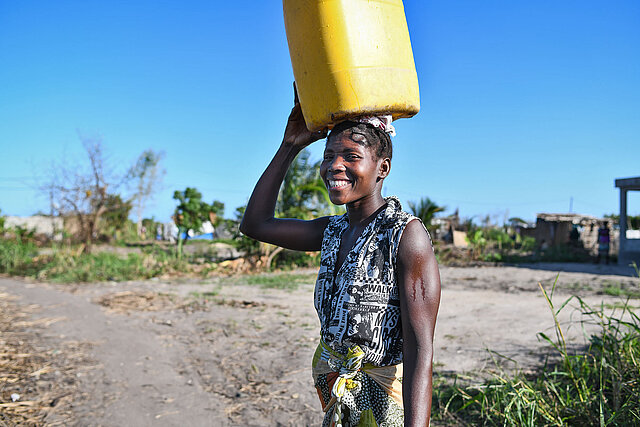 Frau in Mosambik mit Wasserkanister