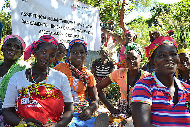 [Translate to Englisch:] Frauen in Mosambik warten auf die Verteilung von HIlfsgütern