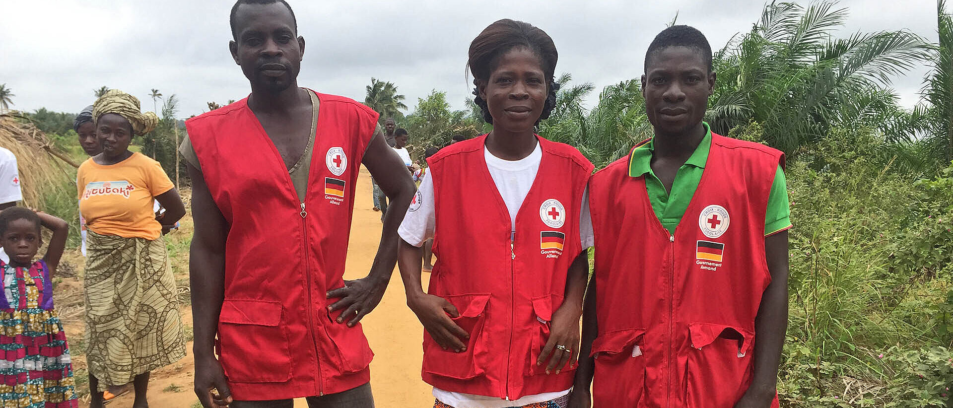 Drei Rotkreuzfreiwillige im Togo