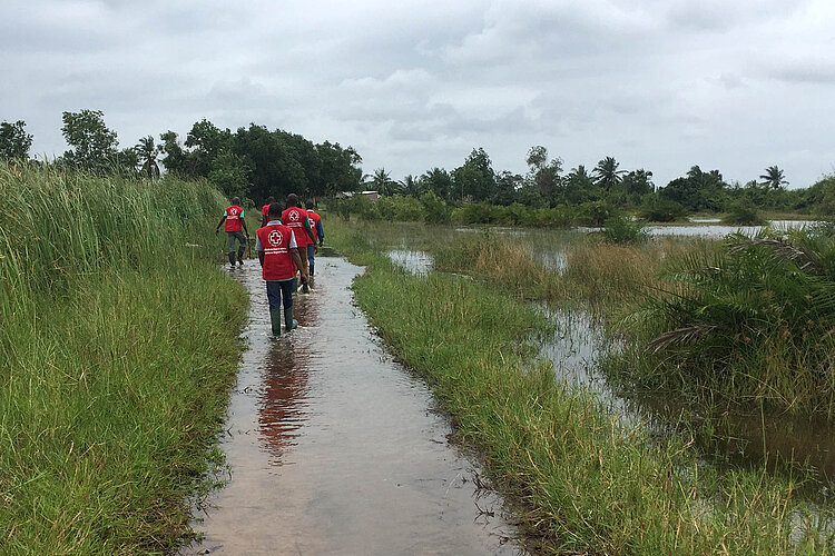 Rotkreuz-Freiwillige im überschwemmten Gebiet im Togo