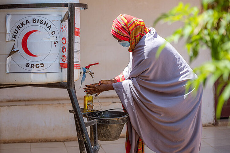 Somalierin wäscht sich Hände an Handwaschstation