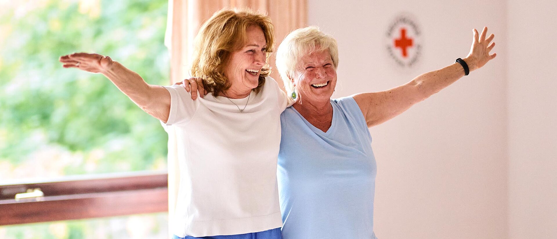 Yoga beim DRK Zwei Frauen stehen mit angewinkeltem Bein