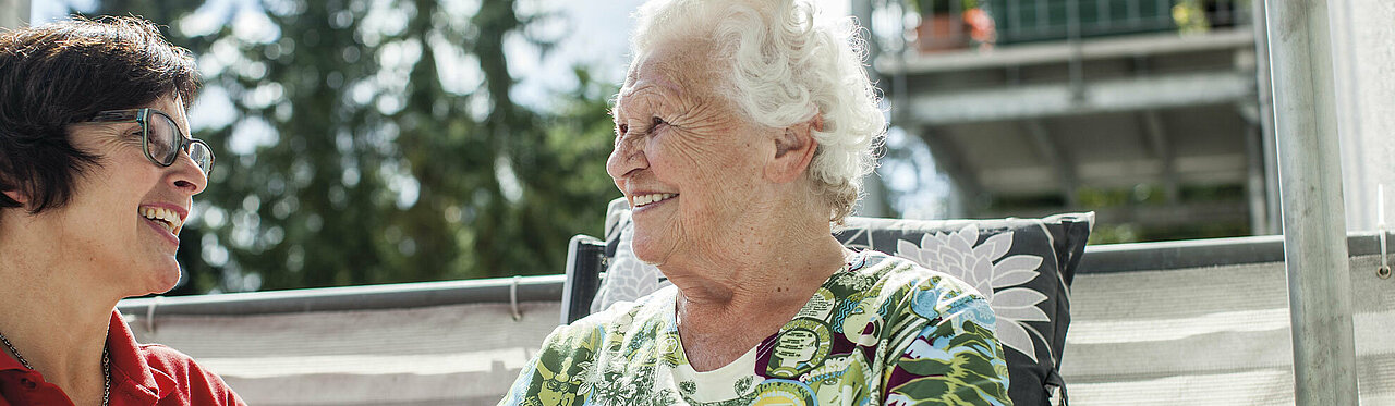 Pflegehilfe für Seniorin beim betreuten Wohnen 
