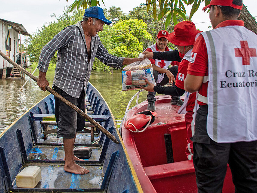 Hilgsgüterverteilung des Ecuadorianischen Roten Kreuzes im Vorgeld möglicher Überflutung 
