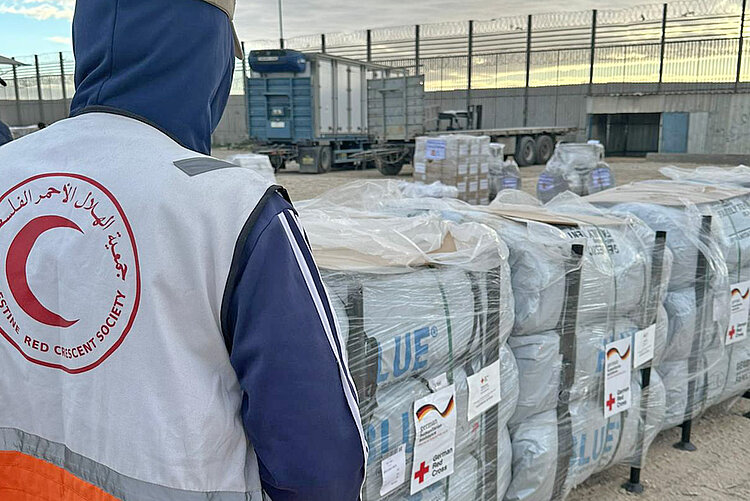 DRK-Hilfsgüter werden an den Palästinensischen Roten Halbmond übergeben