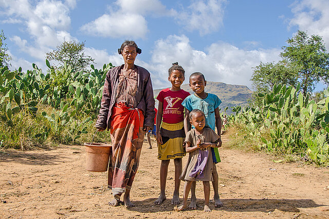 Frau mit zwei Kindern in Madagaskar 