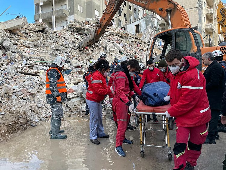Rettungsdienst des Roten Halbmonds versorgt Erdbebenopfer