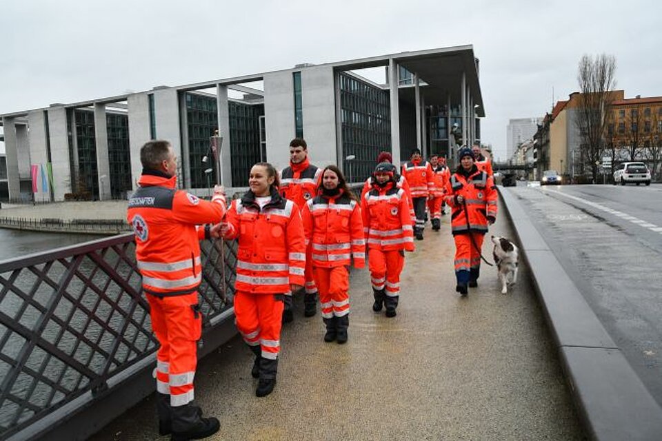 Ehrenamtliche des LV Berlin übergeben die Fackel an der Marschallbrücke