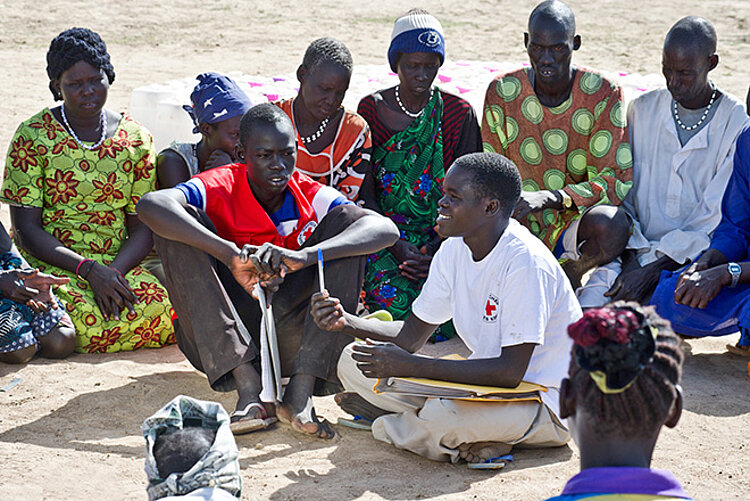 South Sudan: Red Cross aid worker talks to a group