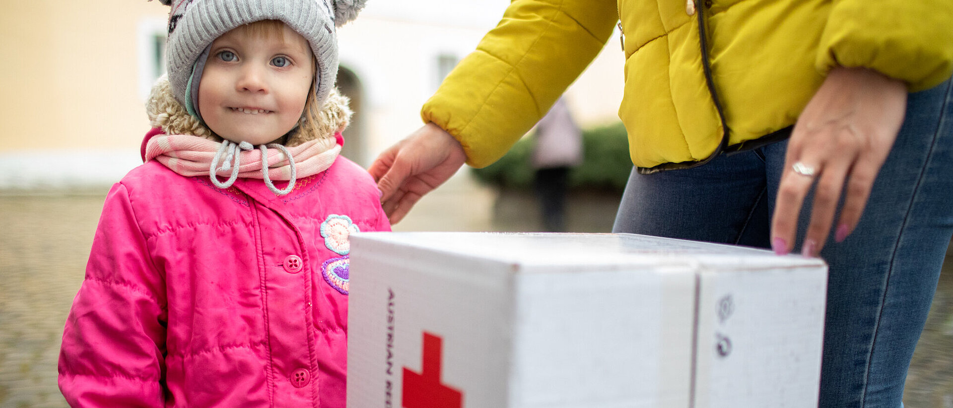 Mädchen mit Rotkreuz-Paket in der Ukraine
