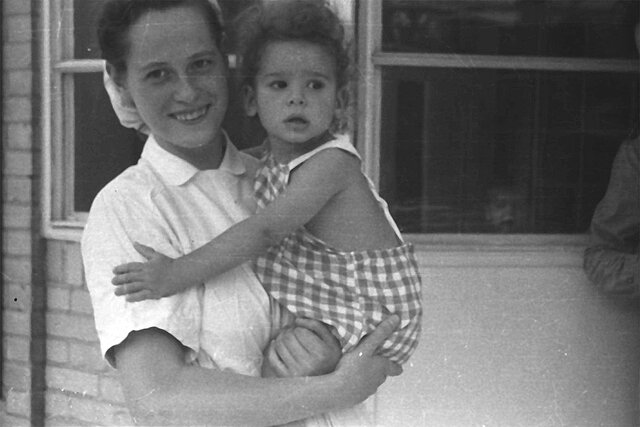 historisches Foto: Waltraud Reuter mit Kleinkind im Arm