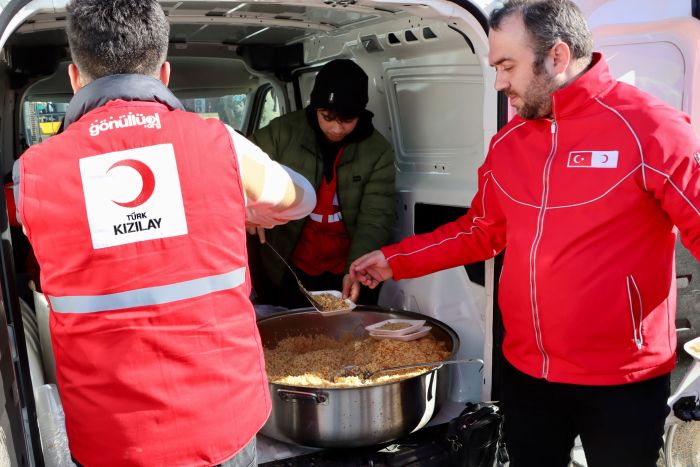 Ausgabe von warmen Mahlzeiten an die Bevölkerung und die Helfer durch den Türkischen Roten Halbmond am Flughafen Gaziantep