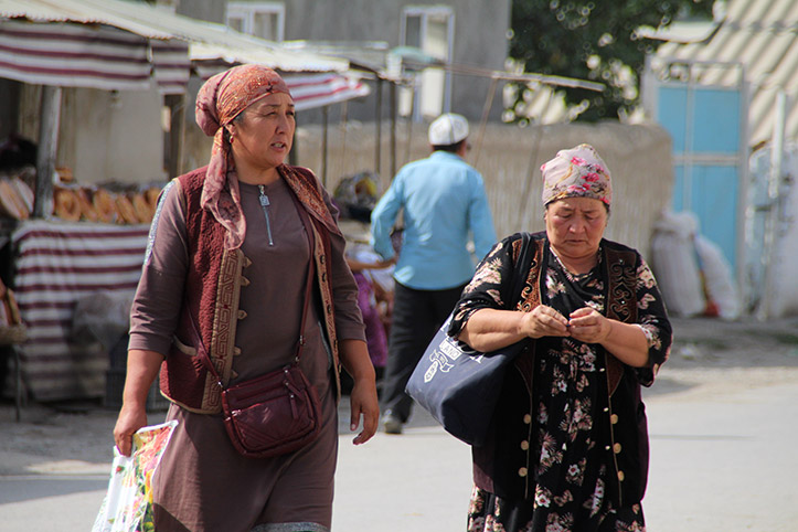 Zwei Seniorinnen in auf der Straße