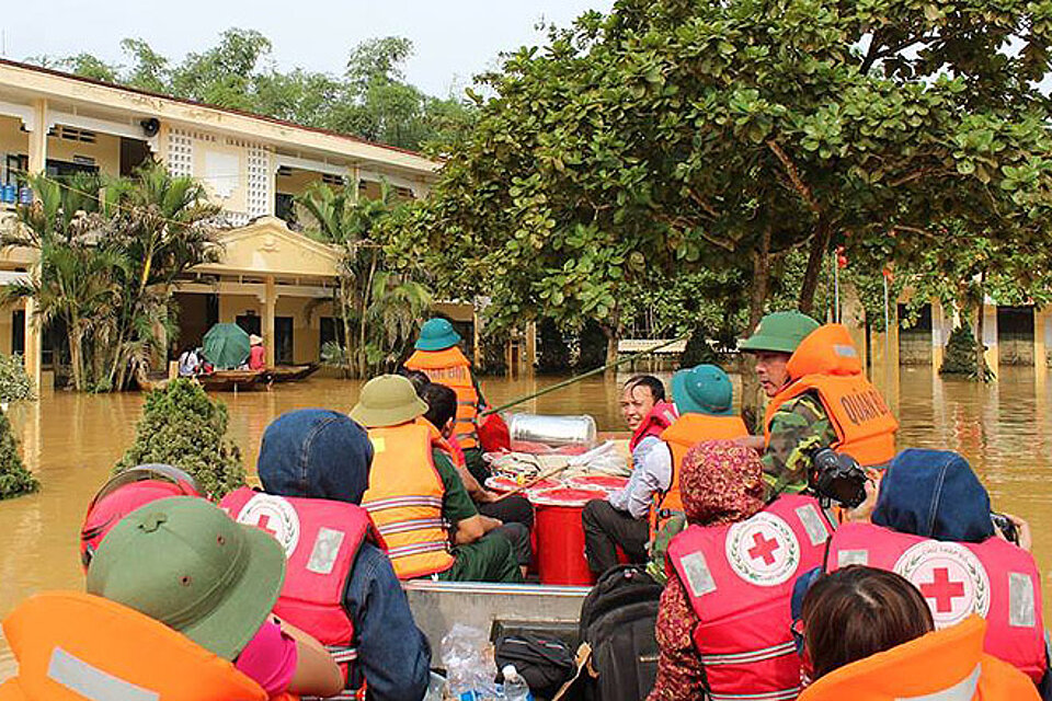 Das Vietnamesische Rote Kreuz evakuiert Menschen in einem Boot