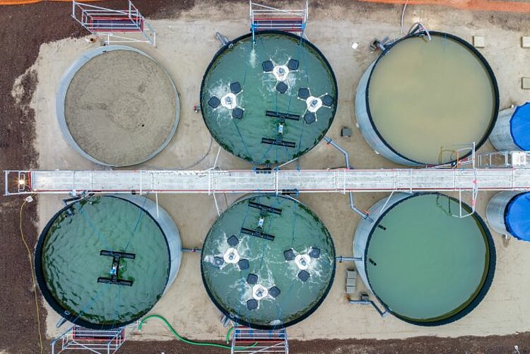 Luftaufnahme von verschiedenen Wasserbecken