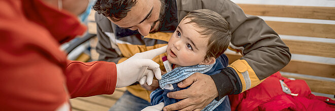 Foto: Ärztliche Untersuchung eines Kleinkindes