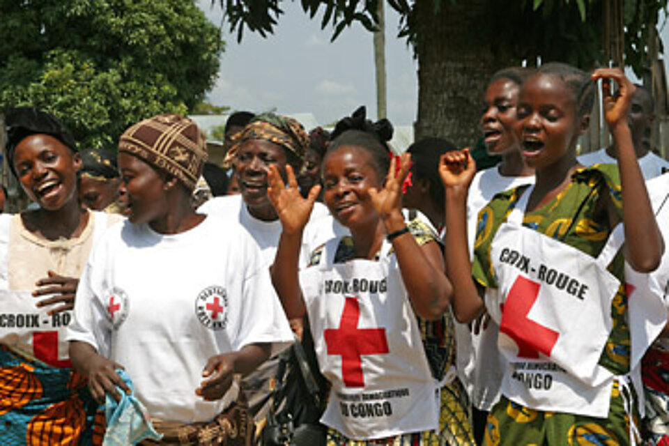 Foto: Freiwillige des Kongolesischen Roten Kreuzes singen zur Aufklärung der Bevölkerung in Kindu ein   Malaria-Lied