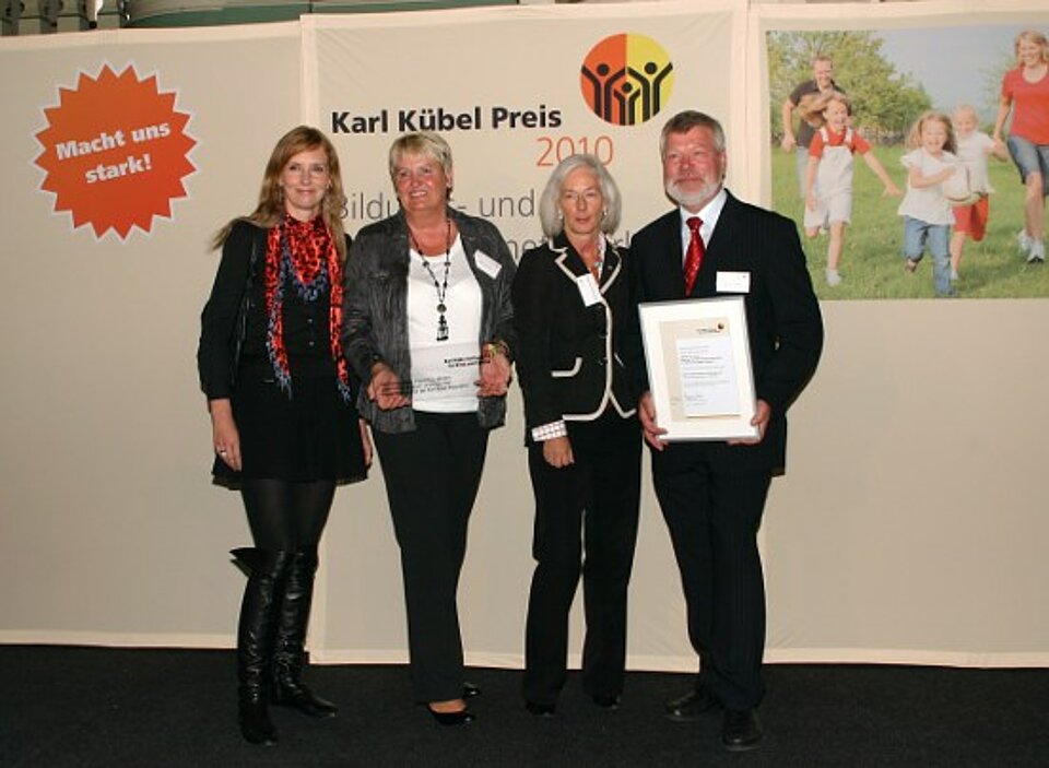 DRK-Kinderbotschafterin Jette Joop mit Marion Dornquast (EKiZ), DRK-Vizepräsidentin Frau von Schenck, Hartmut Duwensee (DRK-Hamburg) bei der Preisverleihung des Karl-Kübel-Preises 2010 in Berlin