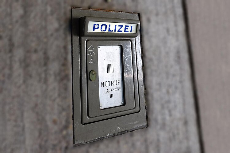 Polizeirufstelle an Hauswand