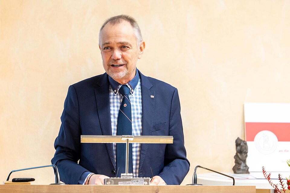 Verleihung Castiglione-Preis Dr. Volkmar Schön am Rednerpult