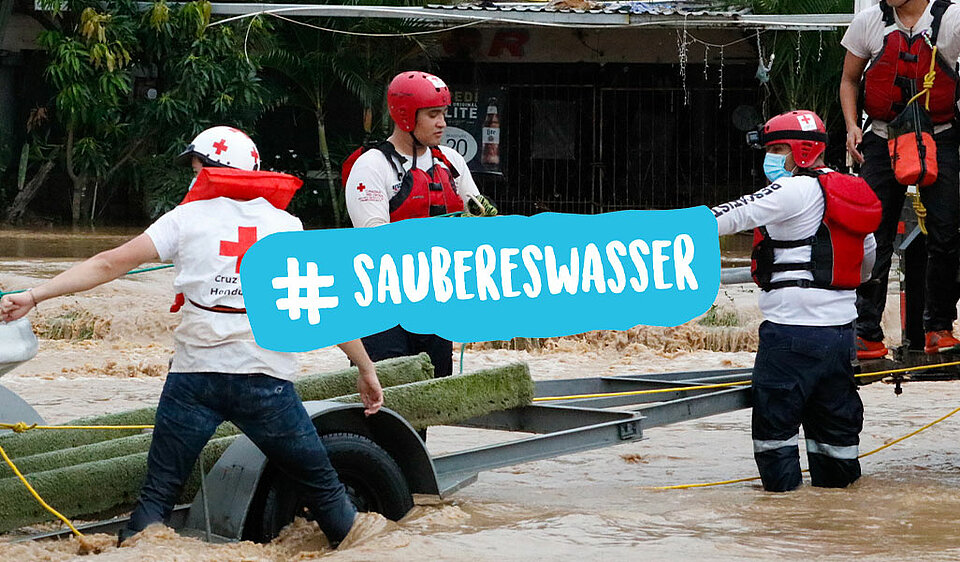 Bild: Retter beim Einsatz im Wasser + Hashtagwort - Sauberes Wasser