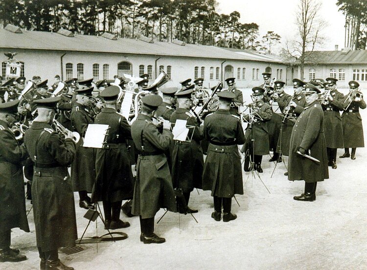 Musikzug der DRK-Landesstelle III Berlin-Brandenburg auf dem Gelände des DRK-Präsidiums in Potsdam-Babelsberg, 1941 (Kurt Friedrich / DRK)