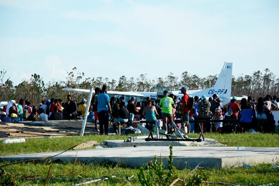 Flugzeug mit auf Hilfsgütern wartende Menschen nach Hurrikan Dorian