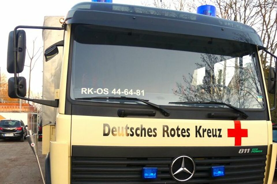 DRK-Fackel mit Einsatzfahrzeug des KV Wittlage