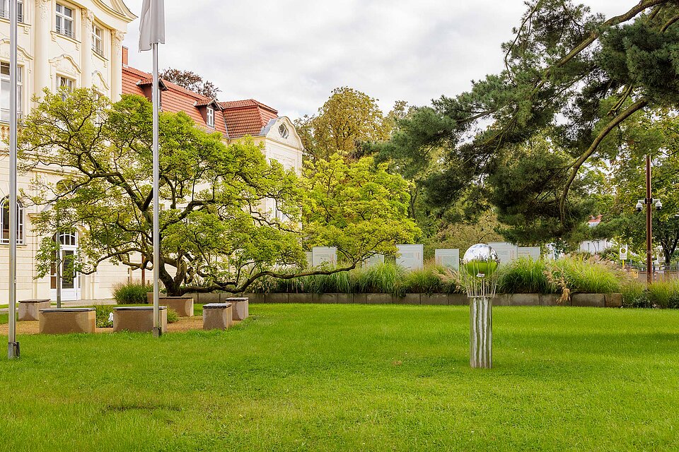 Wiese mit Metallskulptur