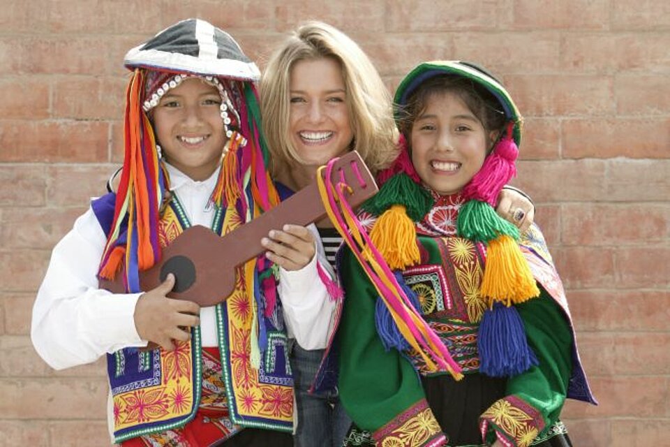 Foto: Jeanette Biedermann mit zwei peruanischen Kindern in Trachten