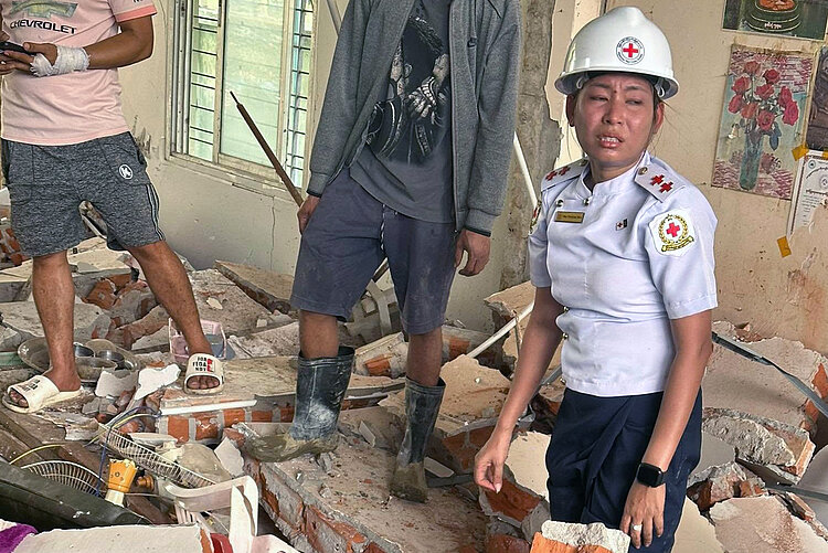 Rotkreuzhelferin nach dem Erdbeben in Myanmar 