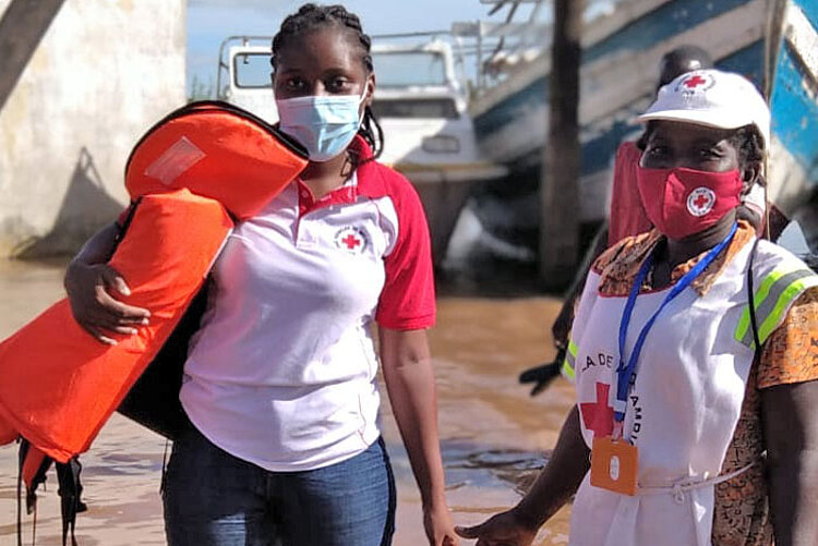 Rotkreuzmitarbeiterinnen in Mosambik helfen bei Naturkatastrophe (Überschwemmungen)
