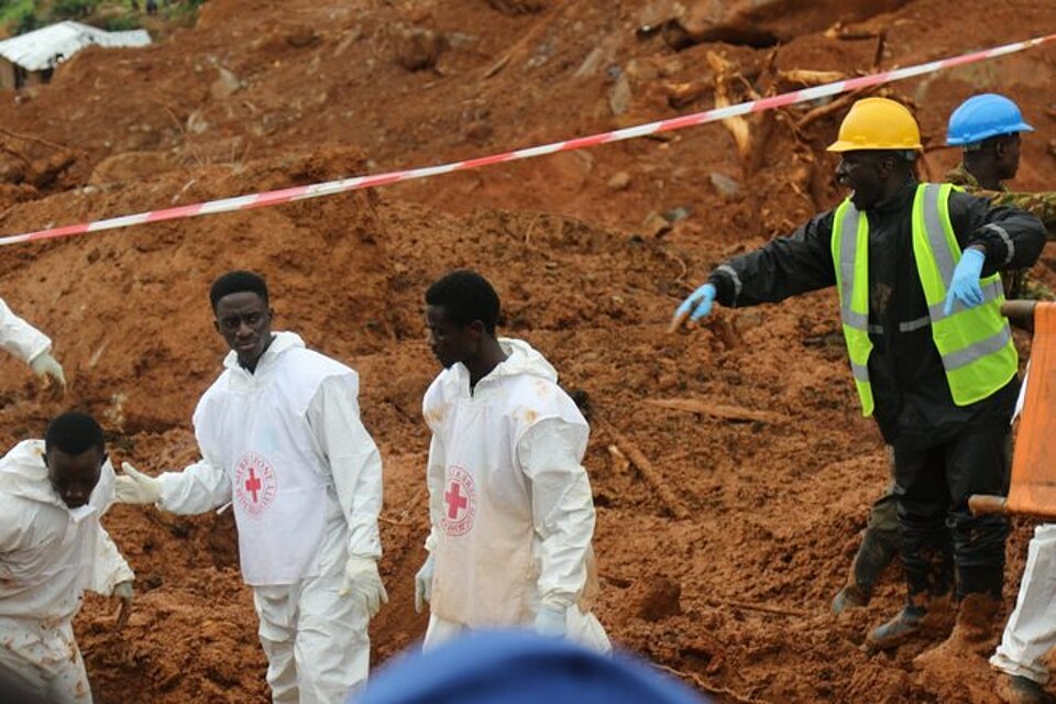 Helfer in Sierra Leone suchen nach Überlebenden