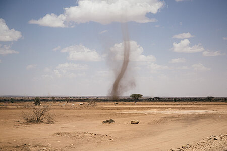 Eine Windhose über der somalischen Steppe