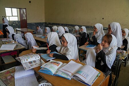 Mädchen in einer Grundschule in Afghanistan 