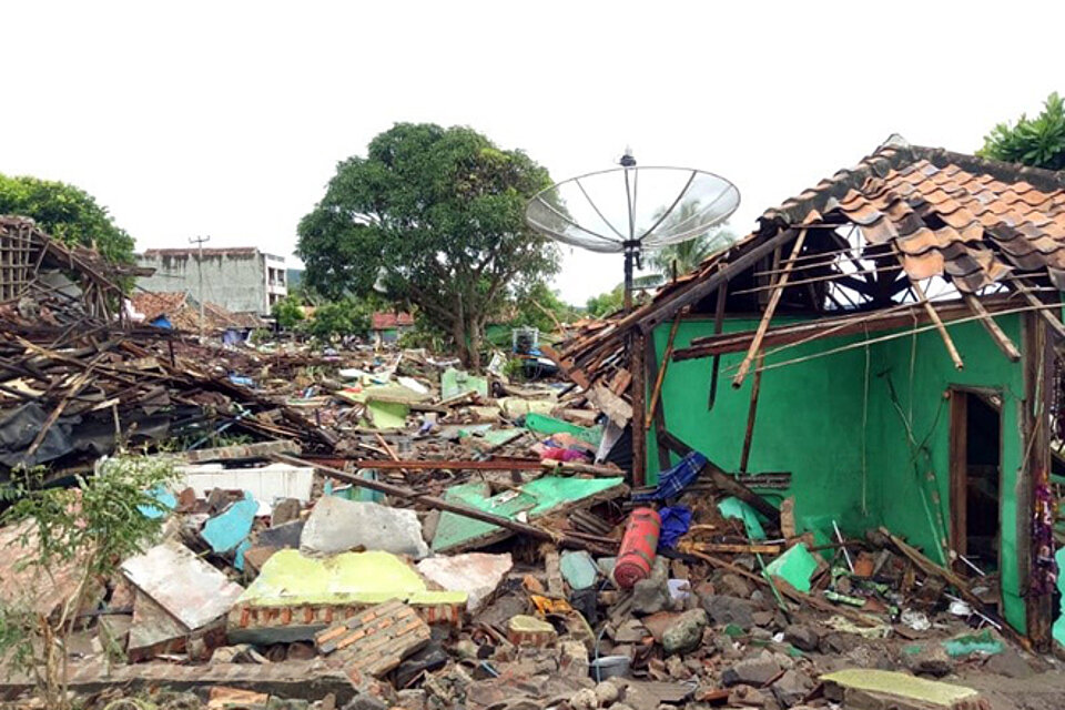 Verwüstungen und Trümmer nach dme Tsunami auf Indonesien