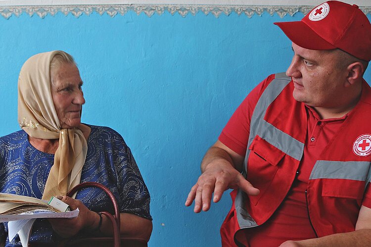 Winterhilfe in der Ukraine Rotkreuzler im Gespräch mit Seniorin