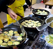 Essen für Menschen auf der Straße spenden