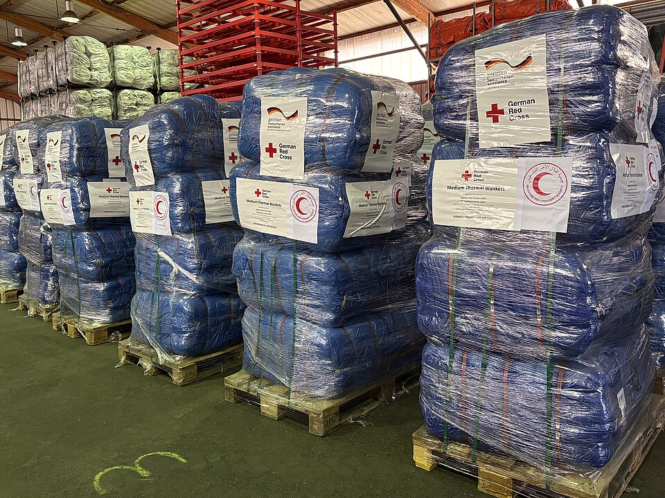 Decken gegen die Winterkälte verpackt und auf Paletten vor ihrem Abtransport in Richtung Gaza