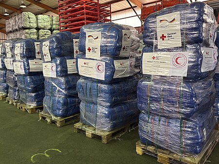 Decken gegen die Winterkälte verpackt und auf Paletten vor ihrem Abtransport in Richtung Gaza