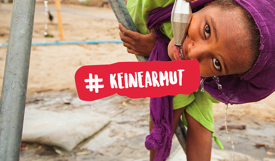 Bild: Kind trägt aus Wasserhahn + Hashtagwort - Keine Armut