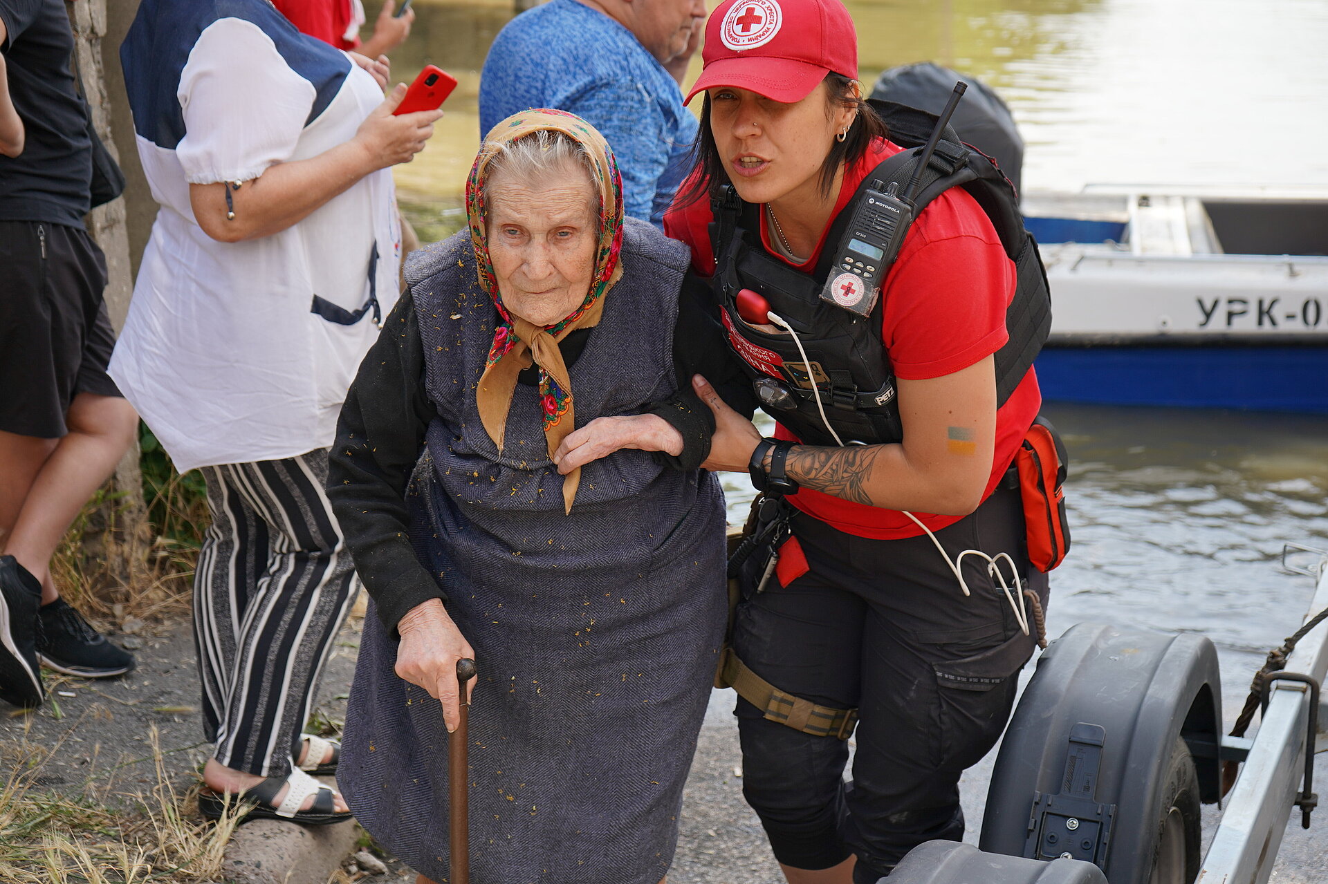 Eine Seniorin wird aus dem Überflutungsgebiet evakuiert.