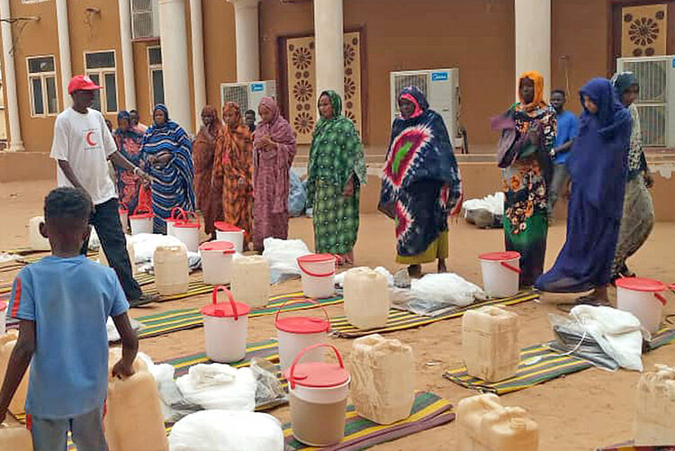 Frauen erhalten Hilfsgüter im Sudan 