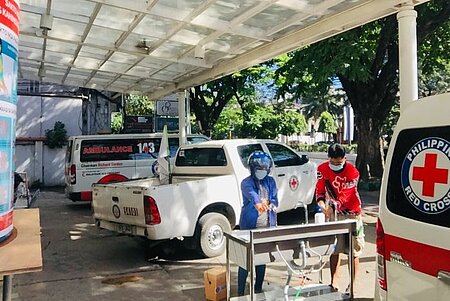 Philippinisches Rotes Kreuz hilft in der Coronakrise