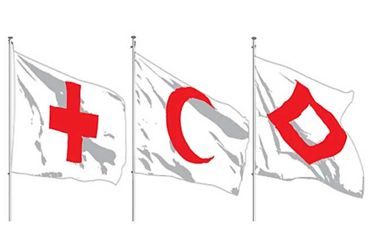 Die Flaggen des Roten Kreuzes, des Roten Halbmondes und des Roten Diamanten